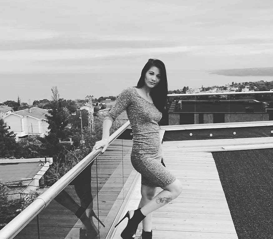 Konutların Yeni Hizmetçisi Şerifali Escort Kadın Buket